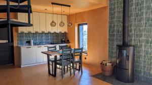 Η κουζίνα ή μικρή κουζίνα στο Lavochne Villas