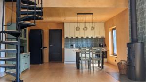 Η κουζίνα ή μικρή κουζίνα στο Lavochne Villas +21 φωτογραφίες