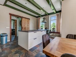 Η κουζίνα ή μικρή κουζίνα στο Stylish Farmhouse with Spa Tub