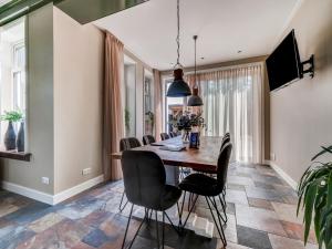 Μια τηλεόραση ή/και κέντρο ψυχαγωγίας στο Stylish Farmhouse with Spa Tub
