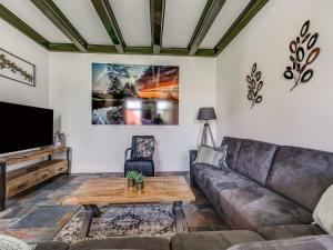 Χώρος καθιστικού στο Stylish Farmhouse with Spa Tub