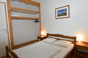 Un pat sau paturi într-o cameră la Chartreuse 1 036-FAMILLE & MONTAGNE appart 6 pers