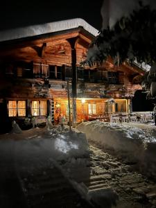 a log cabin in the snow at night at Zug503 Appartement in Lech am Arlberg in Lech am Arlberg