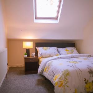 Postel nebo postele na pokoji v ubytování Anfield Apartment