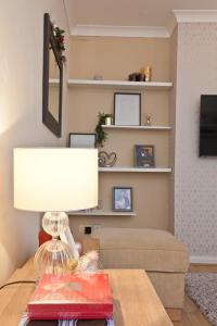 TV a/nebo společenská místnost v ubytování Anfield Apartment