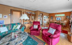 ein Wohnzimmer mit einem Tisch und zwei Stühlen in der Unterkunft Lovely Home In Hamar With Wifi in Hamar