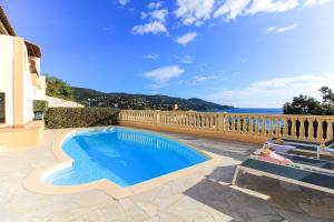 Piscina de la sau aproape de SELECT'SO HOME - Villa PANORAMA - Services hôteliers & prestations de qualité