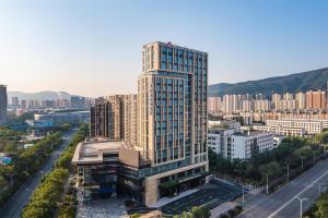 承徳市にあるHilton Garden Inn Chengde High-Tech Zoneの街の真ん中にある高層ビル