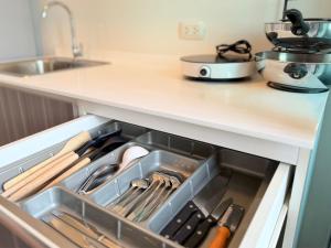 Køkken eller tekøkken på Condo is next to the mall Big swimming pool 2