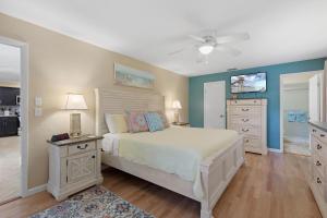 Un dormitorio con una cama y un televisor. en Pelican's Cove, en Port Orange 46 fotos más