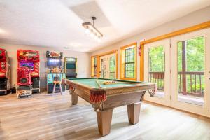 Una mesa de billar en Lone Wolf By Avada Properties