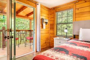 Una cama o camas en una habitación de Lone Wolf By Avada Properties