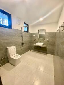a bathroom with a toilet and a sink at Ella Mount Hostel in Ella