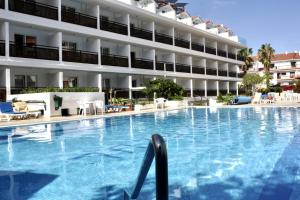 a swimming pool in front of a hotel at Estudio precioso en Puerto de la Cruz in Puerto de la Cruz
