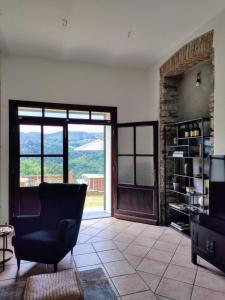 BasaldellaにあるCasa Kadshai - Piedmont Italyのリビングルーム(椅子、大きな窓付)
