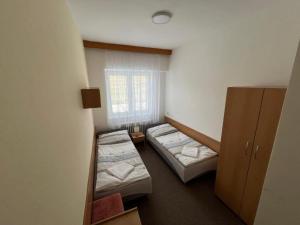 a small room with two beds and a window at Rekreační středisko Kordárna in Starý Hrozenkov