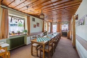 a long dining room with a long table and chairs at Geräumiges Ferienhaus Mit Garten In Rittsteig in Neukirchen beim Heiligen Blut