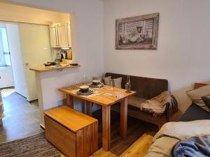 a living room with a table and a couch at Haus Waldstein Kraxler Pärchen in Weißenstadt
