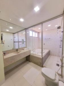 une salle de bain avec douche, toilettes et baignoire dans l'établissement Diamante Rosa Palace Hotel, à Coromandel