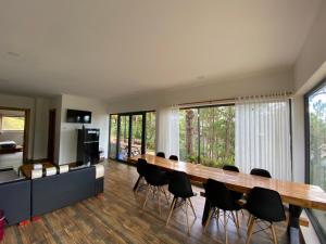 Love Hill Resort في دالات: غرفة طعام مع طاولة طويلة وكراسي