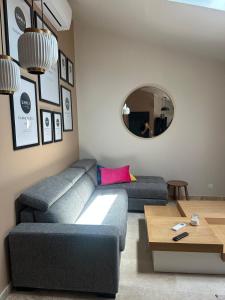 un soggiorno con un divano e un tavolo di Le Fort 6 - Appartement neuf 6p a LʼIsle-sur-la-Sorgue Altre 2 foto