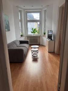 salon z kanapą i stołem w obiekcie Stilvolle Altbau Wohnung im Zentrum von Detmold, Paulana w mieście Detmold