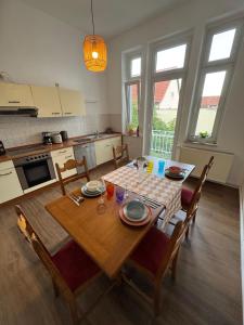 kuchnia z drewnianym stołem z krzesłami i jadalnią w obiekcie Stilvolle Altbau Wohnung im Zentrum von Detmold, Paulana w mieście Detmold