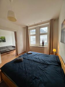 sypialnia z dużym łóżkiem i niebieskim kocem w obiekcie Stilvolle Altbau Wohnung im Zentrum von Detmold, Paulana w mieście Detmold