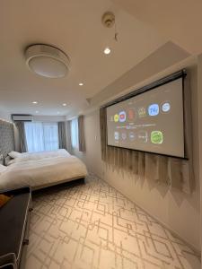 a bedroom with a large screen in the wall at 近藤ビル in Tokyo