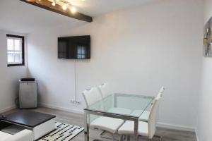 a dining room with a glass table and chairs at Sunday Lovers - FB - 96 in Coimbra