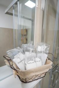 a basket filled with white towels in front of a mirror at Auenblick -Natur genießen, Leipzig erleben in Leipzig