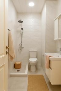 Ένα μπάνιο στο Feels Like Home - 2-bedroom apartment at Jikia House