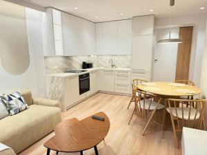 ein Wohnzimmer mit Sofa und Tisch in der Unterkunft Nauji apartamentai Palangoje Nemirsetos parke in Palanga