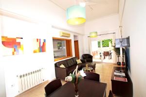 TV a/nebo společenská místnost v ubytování Villa Garnet by Rentalole