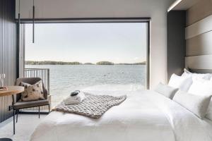 Ένα ή περισσότερα κρεβάτια σε δωμάτιο στο Pellinge Marina +55 φωτογραφίες