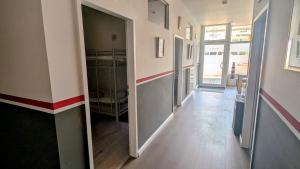 a hallway with a door leading into a room at Rhin Quartier Ferienwohnung Hostel-Style in Rheinsberg