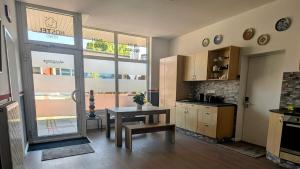 a large kitchen with a table and a table sidx sidx sidx at Rhin Quartier Ferienwohnung Hostel-Style in Rheinsberg