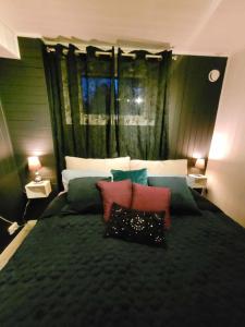 En eller flere senge i et værelse på Central apartment in Breivika, Tromsø