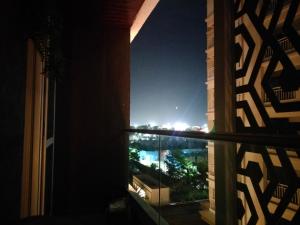 Ban công/sân hiên tại The White Port Luxe Apt Nearby Airport Symbiosis