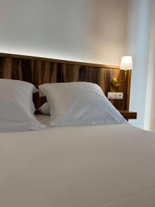 Ένα ή περισσότερα κρεβάτια σε δωμάτιο στο Arenas Suites +8 φωτογραφίες