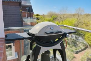 ein Grill, der auf einem Balkon steht in der Unterkunft Juister Zauber  Ferienwohnung Sonnendüne in Juist