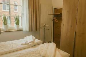a bedroom with a bed with white towels on it at Juister Zauber Ferienwohnung Sonnendüne in Juist