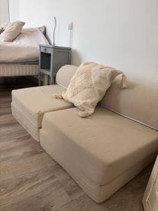 two beds sitting next to each other in a bedroom at Maison avec Sauna Saint-Valery-sur-Somme in Saint-Valery-sur-Somme