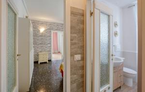 Ένα μπάνιο στο Gorgeous Apartment In Chiavari With Wifi +3 φωτογραφίες
