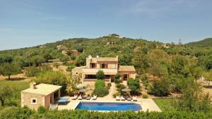 an aerial view of a house with a swimming pool at Finca Peris in Caʼs Concos