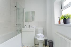Ein Badezimmer in der Unterkunft A modern cosy 2 bed Gateshead Newcastle house