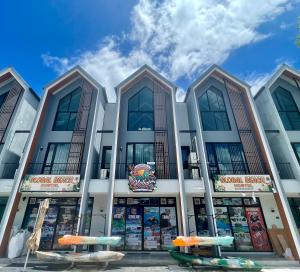 Ban Khlong HaengにあるGlobal Beach Hostel - Ao Nangの表札のある建物
