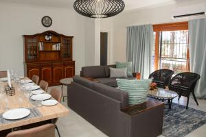 a living room with a couch and a table at Die Veldskoen in Montagu