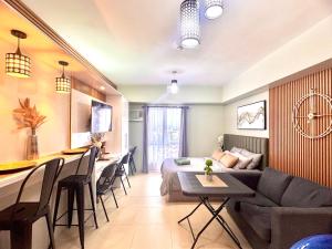 un salon avec un canapé et une table dans l'établissement Avida Towers Riala T3 Tunechi, à Cebu