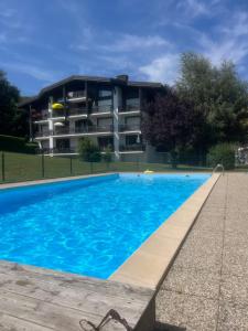 Zdjęcie z galerii obiektu Les Chaumes - T3 moderne piscine w mieście Cordon